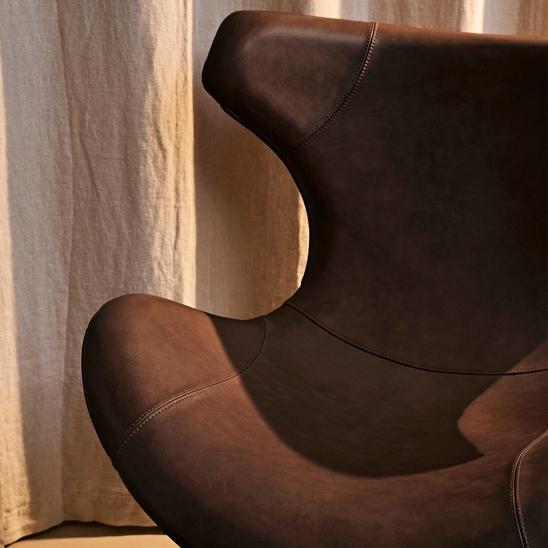 Kato Loungesessel Leder m. schwarzem Drehsockel